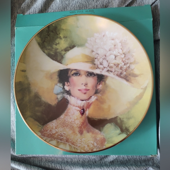 Avon Other - Mrs. P.F.E. Albee Plate